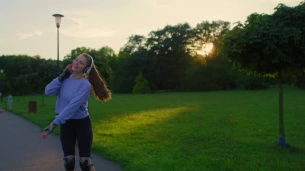 Молода Жінка Катається Роликах Парку — стокове відео
