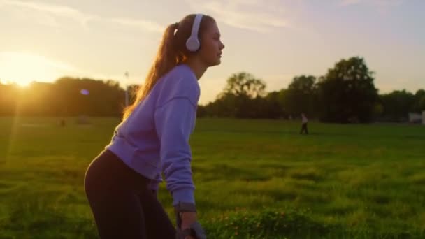 Mujer Joven Patinando Parque Durante Atardecer — Vídeos de Stock
