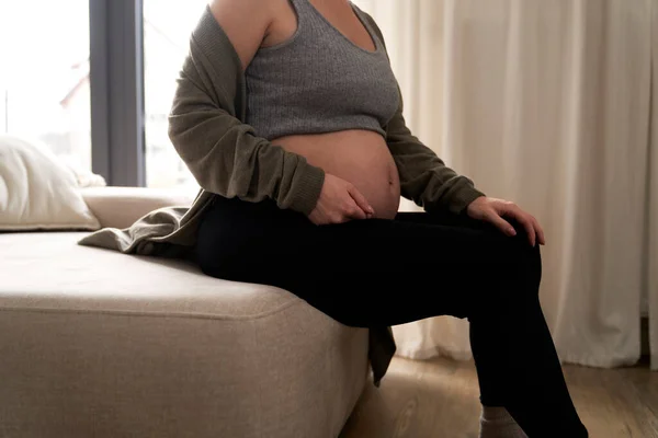 Nerozpoznatelný Kavkazský Těhotná Žena Sedí Pohovce Dotýká Břicha — Stock fotografie