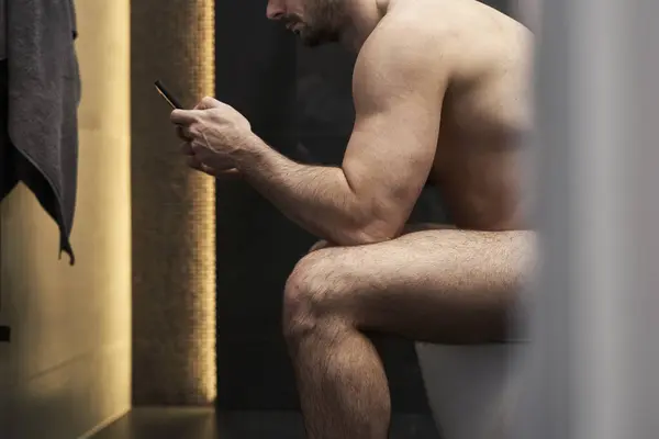 Чоловік Сидить Туалеті Переглядає Мобільний Телефон — стокове фото