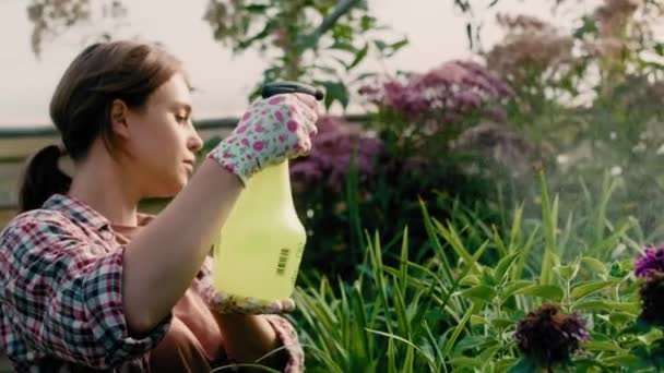 Çiçekleri Sulayan Bir Kadın Çocuk Odasında Fıskiye Kullanıyor Kırmızı Helyum — Stok video