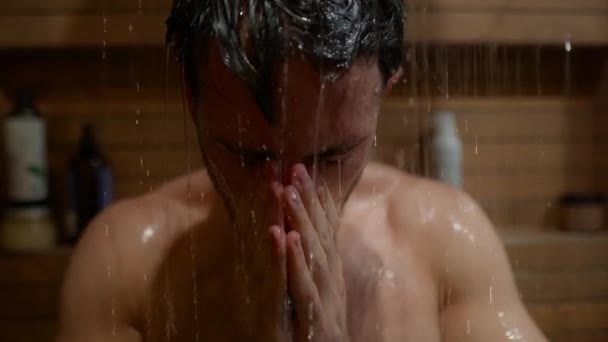 自宅でシャワーを浴びている不安な白人男性のフロントビュー — ストック動画