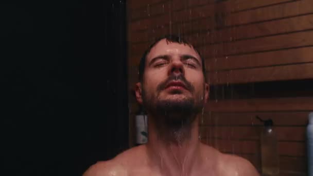 Biały Mężczyzna Bierze Prysznic Domu — Wideo stockowe