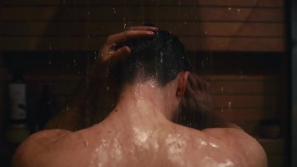 Widok Tyłu Zaniepokojony Kaukaski Mężczyzna Biorąc Prysznic Domu — Wideo stockowe