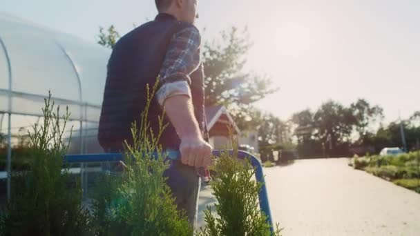 Vue Arrière Jardinier Tirant Chariot Avec Des Plantes Tourné Avec — Video
