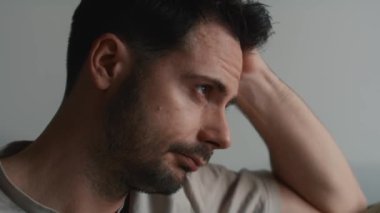 Evdeki düşünceli adama yaklaş.