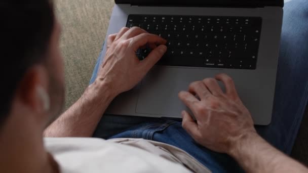 Homem Irreconhecível Trabalhando Laptop Sofá — Vídeo de Stock