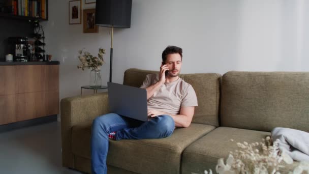 Muž Pomocí Notebooku Volání Při Sezení Pohovce — Stock video