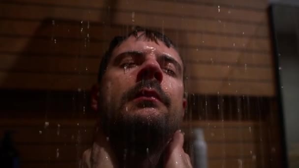 Közelkép Ideges Kaukázusi Férfi Vesz Zuhanyzó Otthon — Stock videók