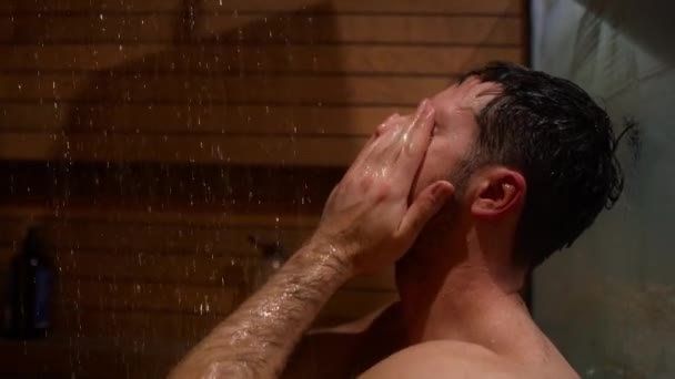 自宅でシャワーを浴びている不安な白人男性 — ストック動画