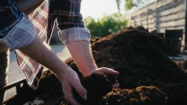 Unerkennbarer Gärtner Der Die Bodenqualität Überprüft Aufnahme Mit Roter Heliumkamera — Stockvideo