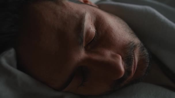 Detailní Záběr Plakajícího Muže Ležícího Pohovce — Stock video