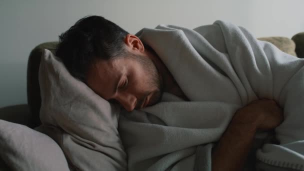 Homem Deprimido Coberto Com Cobertor — Vídeo de Stock