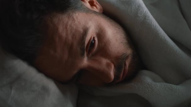 Nahaufnahme Eines Depressiven Mannes Der Mit Einer Decke Bedeckt Ist — Stockvideo