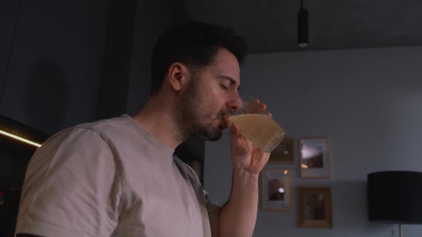 Muž Pije Elektrolyty Kuchyni — Stock video