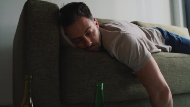 Μεθυσμένος Ξαπλωμένος Στον Καναπέ Ανάμεσα Άδεια Μπουκάλια — Αρχείο Βίντεο