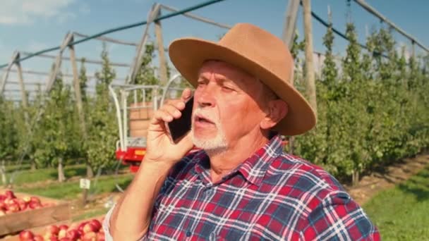 Zdenerwowany Starszy Rolnik Rozmawiający Przez Telefon — Wideo stockowe