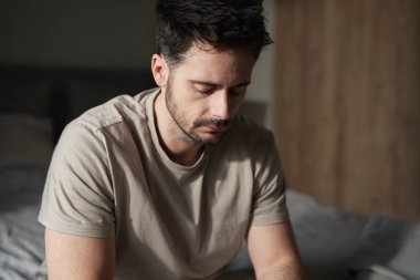 Evdeki düşünceli adama yaklaş.