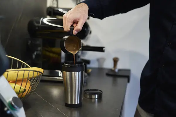 Man Häller Hembakat Kaffe Resekoppen — Stockfoto