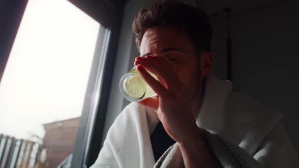Hombre Enfermo Bebiendo Medicina Vidrio Mientras Está Sentado Debajo Manta — Vídeo de stock