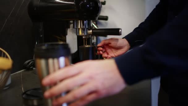 Man Häller Hembakat Kaffe Resekoppen — Stockvideo
