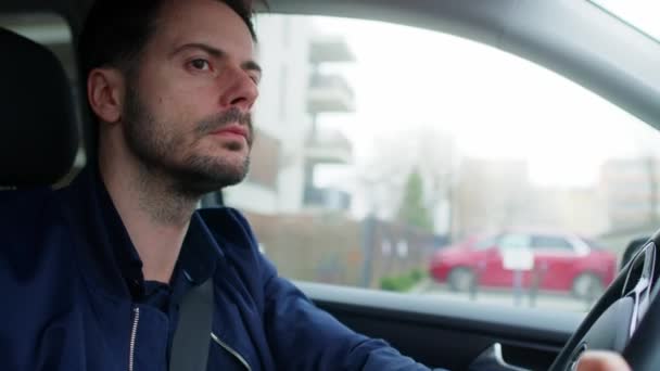 車を運転して再利用可能なマグカップでコーヒーを飲む男 — ストック動画