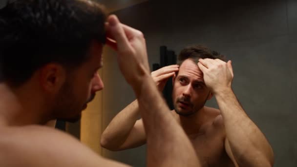 白人男子检查浴室里的头发状况 — 图库视频影像