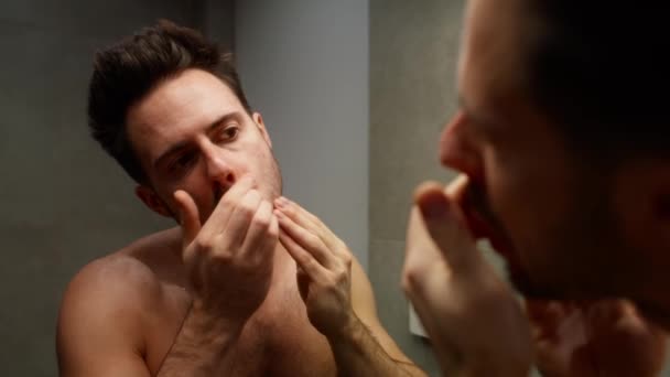 Καυκάσιος Άντρας Ελέγχει Την Κατάσταση Γενειάδας Στο Μπάνιο — Αρχείο Βίντεο