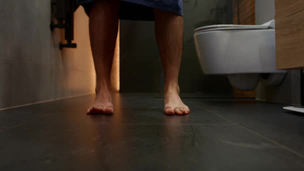 Неузнаваемый Мужчина Танцует Туалете — стоковое видео