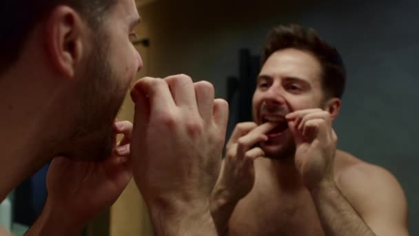 Άνθρωπος Που Χρησιμοποιεί Οδοντικό Νήμα Στο Εσωτερικό Μπάνιο — Αρχείο Βίντεο