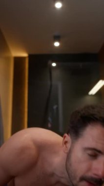 Yüzünü yıkayan adamın düşük açılı görüntüsü