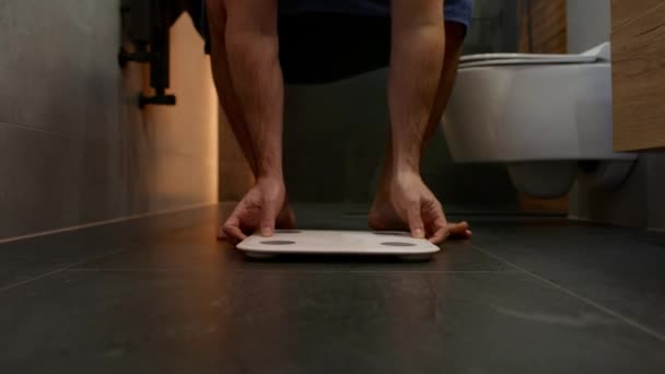 无法辨认的男人在浴室里使用浴室秤 — 图库视频影像