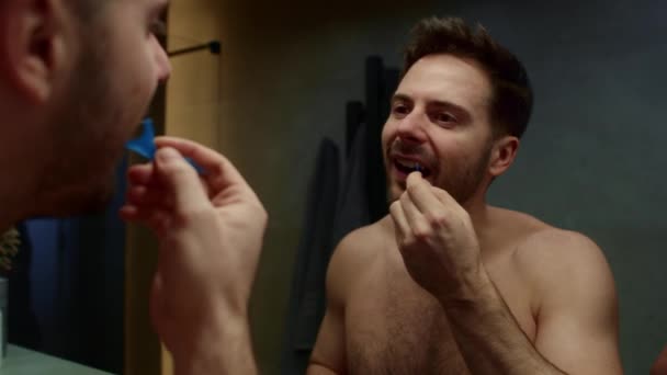 Homme Utilisant Soie Dentaire Dans Salle Bain Domestique — Video