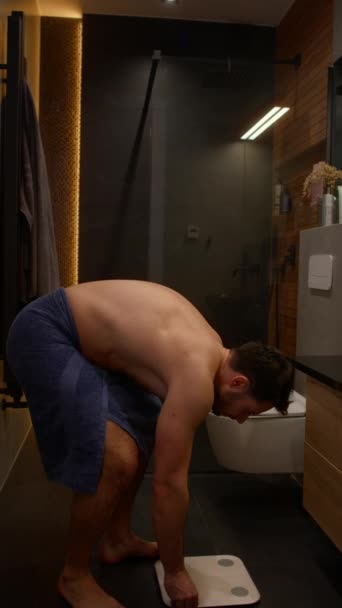 Muž Používající Koupelnovou Stupnici Koupelně — Stock video