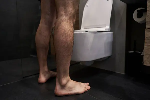 Nierozpoznawalny Mężczyzna Sikający Toalety — Zdjęcie stockowe
