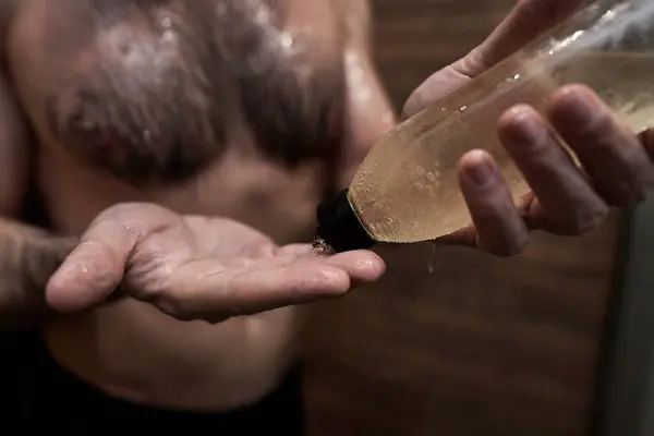 Uomo Caucasico Utilizzando Shampoo Sotto Doccia Immagine Stock