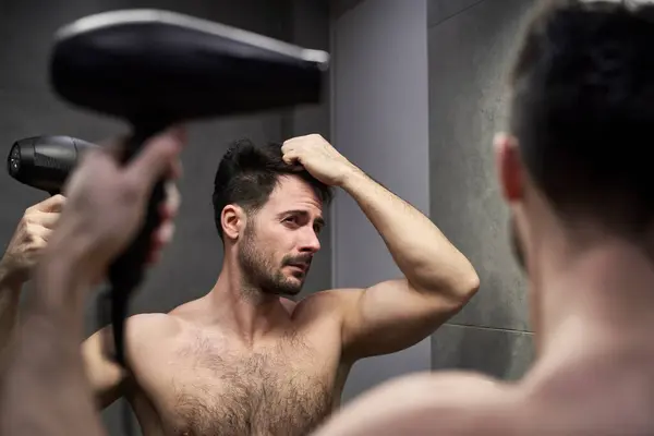 Kaukasischer Mann Trocknet Haare Badezimmer Stockbild