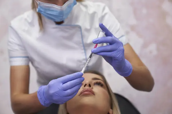 Orvos Előkészíti Fecskendőt Kozmetikai Eljárás Előtt Jogdíjmentes Stock Képek