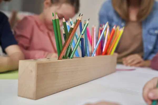 배경에 다채로운 연필과 아이들 로열티 프리 스톡 이미지