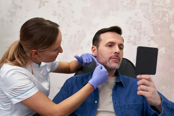 美容院美容术前的医生与病人 — 图库照片