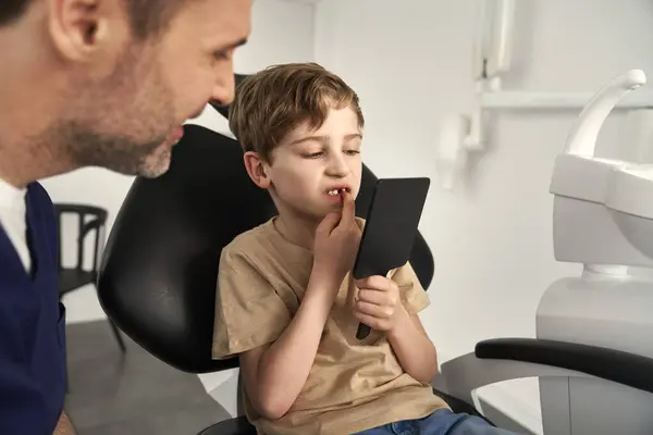 Маленький Хлопчик Відвідує Кабінет Стоматолога Ліцензійні Стокові Зображення