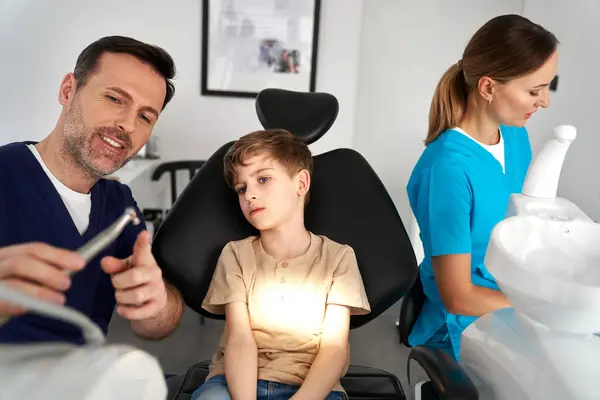 Criança Visita Consultório Dentista Imagens Royalty-Free
