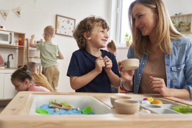 Fizyoterapist çocuklarla duyusal egzersizler yapıyor.