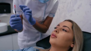 Güzellik salonunda güzellik ameliyatı olan bir kadın.