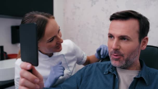 Médecin Patient Avant Procédure Beauté Dans Salon Beauté — Video