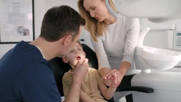 Μητέρα Υποστήριξη Γιος Έχει Επίσκεψη Στον Οδοντίατρο — Αρχείο Βίντεο