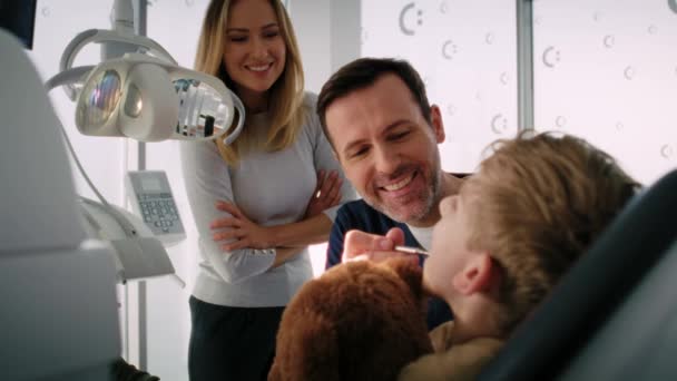 Menino Fazendo Visita Consultório Dentista Com Mãe — Vídeo de Stock