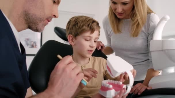 Стоматолог Показывает Ребенку Чистить Зубы — стоковое видео