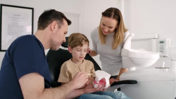 歯を磨く方法を子供に示す歯科医 — ストック動画