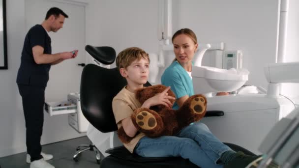 Criança Segurando Ursinho Pelúcia Escritório Dentista — Vídeo de Stock